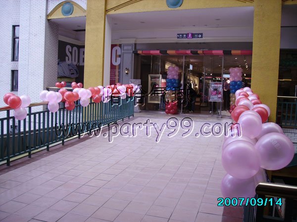在你的新店开张的时候,漂亮气球装饰你的店面,吸引顾客的眼球,我们给